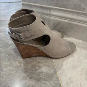 Franco Sarto 7.5 grey leather wedge